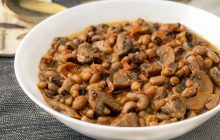 Vejetaryan Acılı Mantarlı Börülce Tarifi