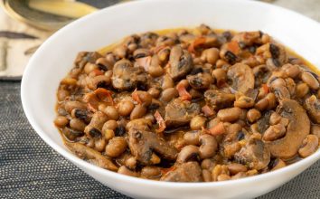 Vejetaryan Acılı Mantarlı Börülce Tarifi