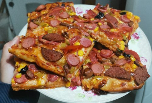 Bol Malzemeli Ev Pizzası Tarifi
