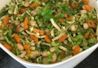 Tadına Doyamıyacağınız Erişteli Kuru Fasulye Salatası Tarifi