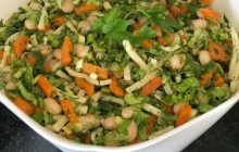 Tadına Doyamıyacağınız Erişteli Kuru Fasulye Salatası Tarifi