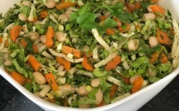 Tadına Doyamıyacağınız Erişteli Kuru Fasulye Salatası Tarifi