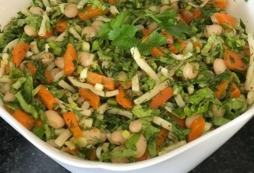 Tadına Doyamıyacağınız Erişteli Kuru Fasulye Salatası Tarifi