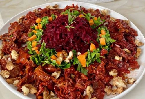 Pancarlı Kuru Domates Salatası Tarifi