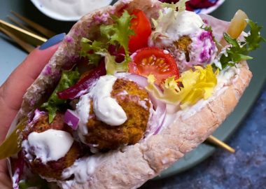 Orta Doğu Mutfağından Pita Arası Tahin Soslu Falafel Tarifi