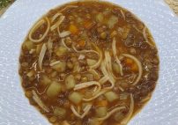 Kış Ayların Aranan Sebzeli Erişteli Yeşil Mercimek Çorbası Tarifi