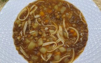 Kış Ayların Aranan Sebzeli Erişteli Yeşil Mercimek Çorbası Tarifi