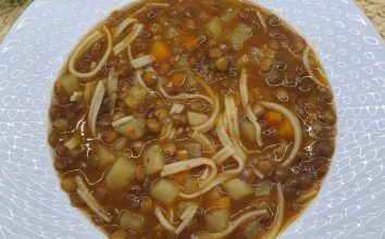 Kış Ayların Aranan Sebzeli Erişteli Yeşil Mercimek Çorbası Tarifi