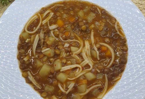 Kış Ayların Aranan Sebzeli Erişteli Yeşil Mercimek Çorbası Tarifi